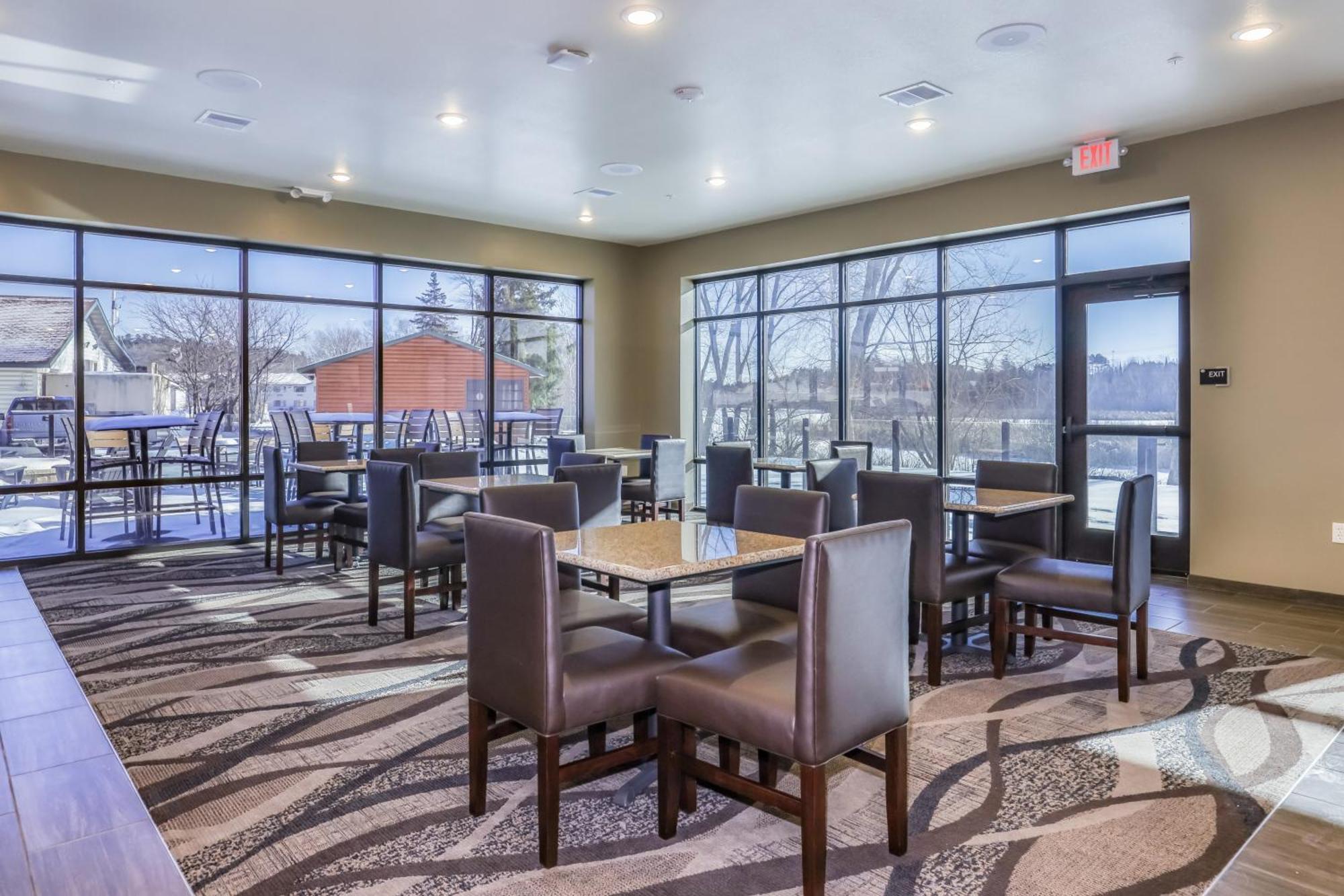 Cobblestone Hotel & Suites - Фолі Екстер'єр фото